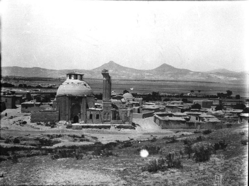مدرسهٔ اینجه مینارلی و پیرامون آن