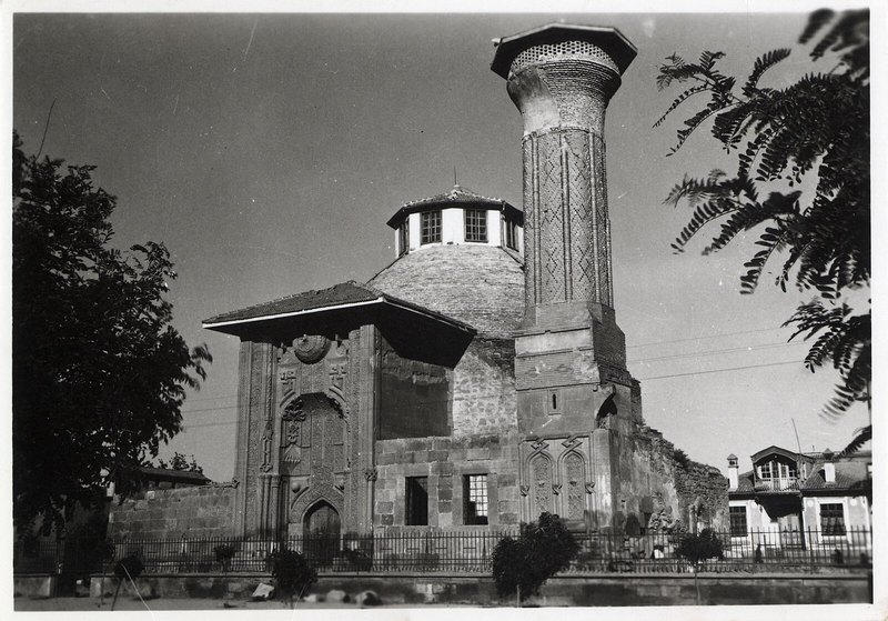 مدرسهٔ اینجه مینارلی — فانوس گنبد