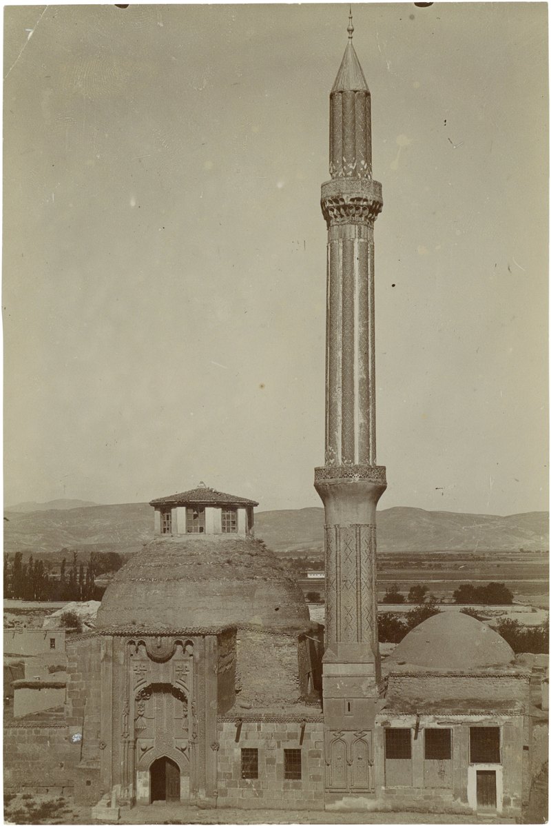 مدرسه و منارهٔ اینجه مینارلی