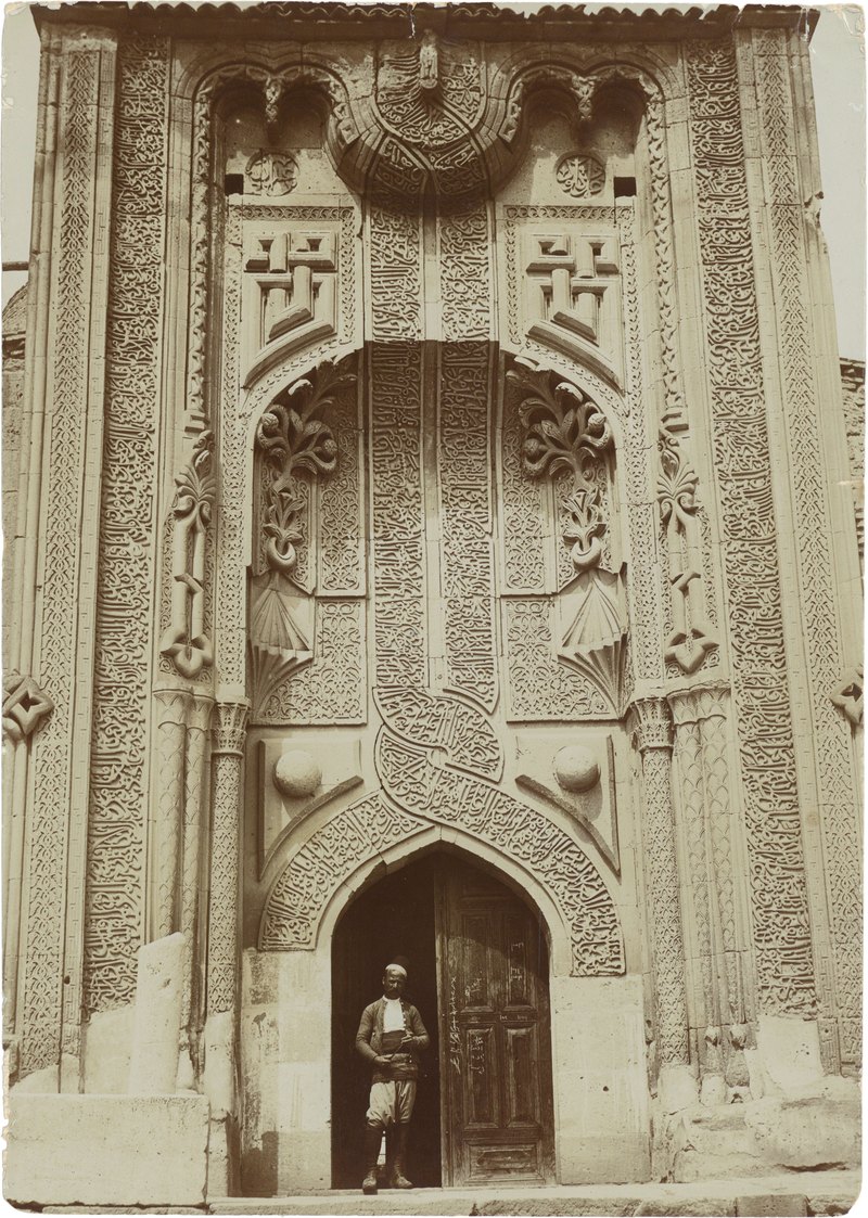 سردر مدرسهٔ اینجه مینارلی