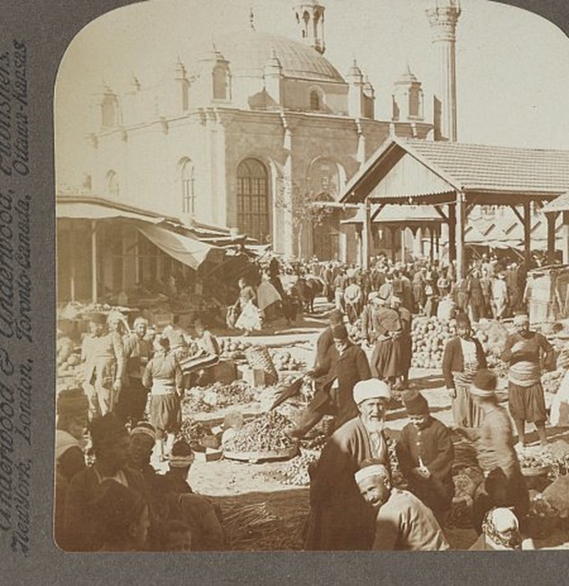 بازار سبزی در برابر مسجد