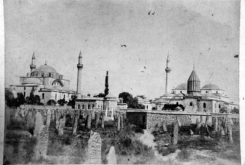 گورستان اوچلر با آستان مولانا در پس‌زمینه
