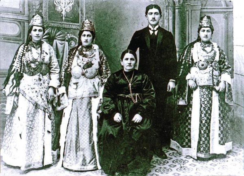 یونانیان سیلّه در لباس سنتی